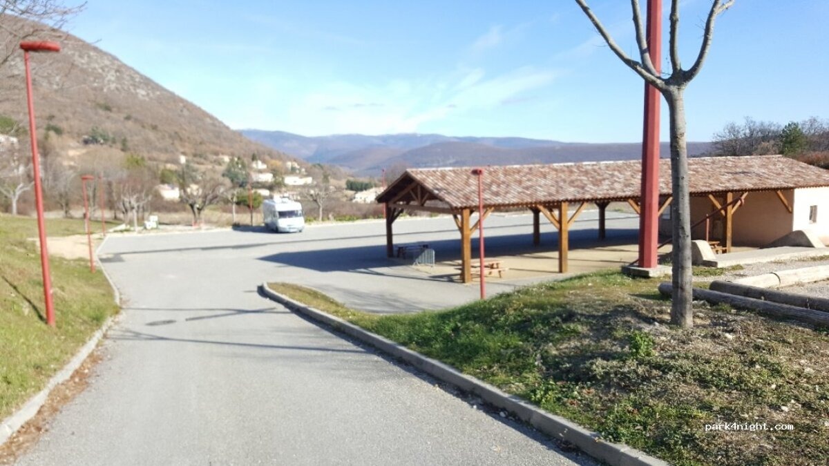 Aire de service et de stationnement camping-car de Banon — photo 2