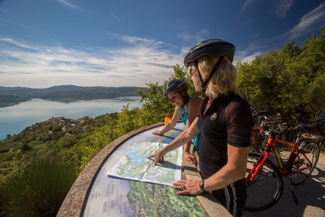 Vélo près du lac de Sainte-Croix-du-Verdon ©J. Burlot VLP