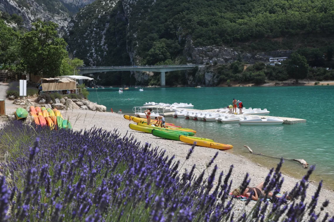 Lac de Sainte-Croix-du-Verdon, du côté de Moustiers-Sainte-Marie ©AD04