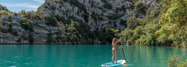 Stand-up paddle sur le lac d'Esparron-de-Verdon ©AD04 Foehn Photographie