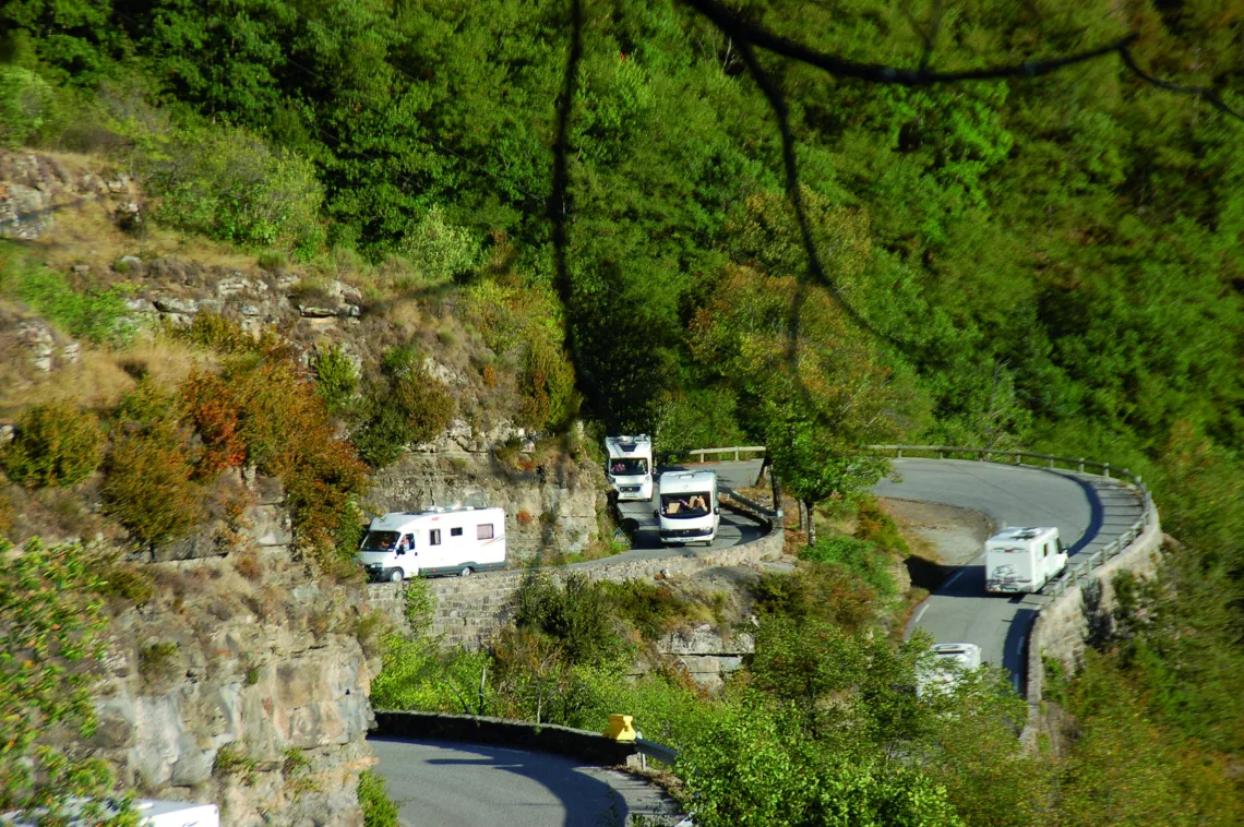 Camping-car dans le col de la Bonette ©Camping-Car Club Digne-les-Bains