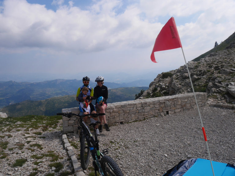 Pauline, Lucas et Antonin à vélo à la montagne de Lure ©AD04/Gbe
