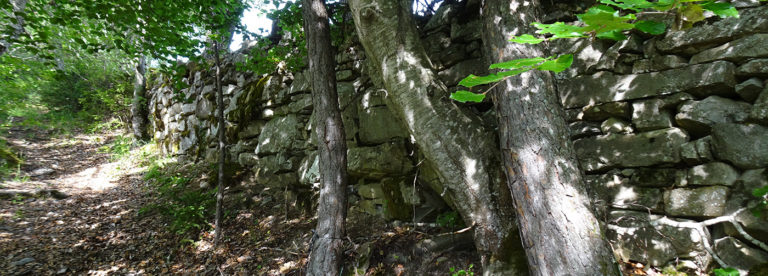 Ancien mur de pierres sur le Chemin Jean Proal