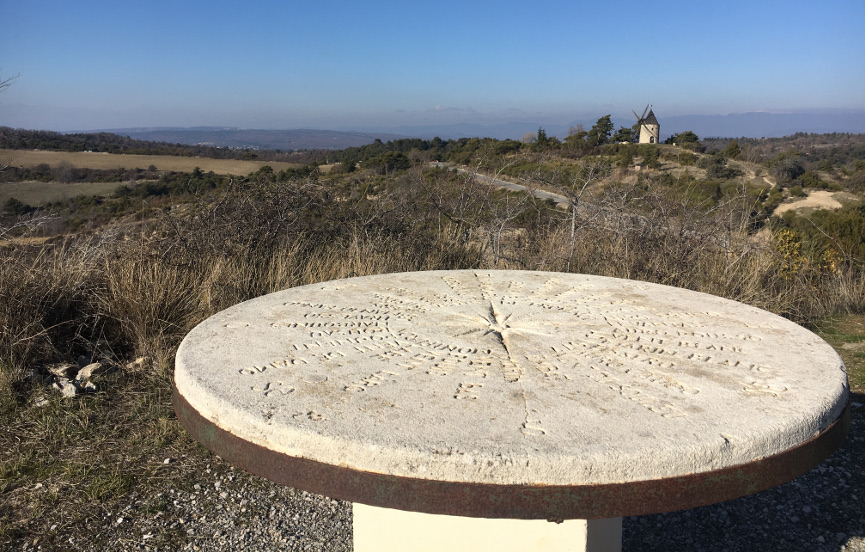 Montfuron : la rose de vents et le moulin à vent en fond © MV - CD Alpes de Haute Provence