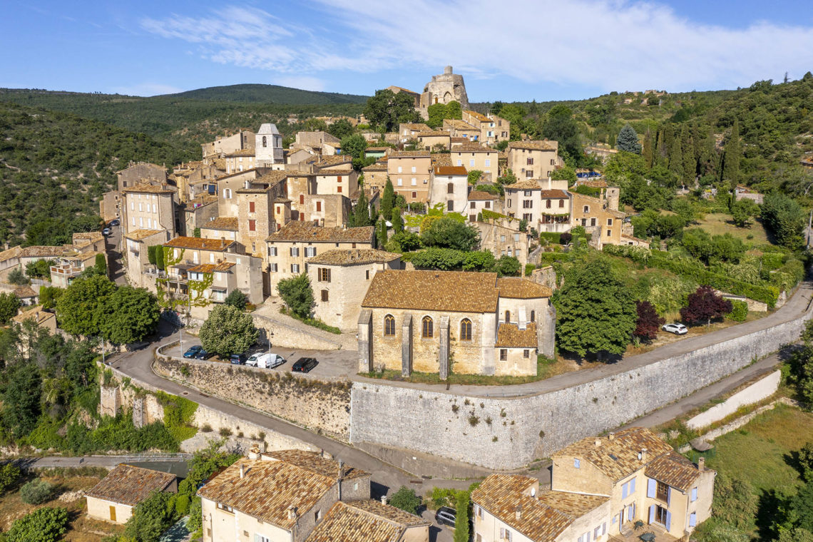 Villes et villages : Simiane la Rotonde, village et cité de caractère ©VCC04-Thibaut Vergoz