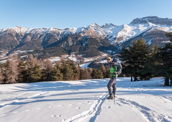 Randonnée en raquettes à neige dans la vallée Blanche Serre-Ponçon ©AD04 Foehn Photographie